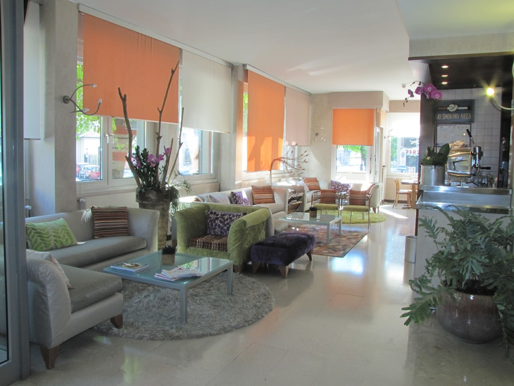 Park Hotel Meublé — Hotel building in Como, Lombardy