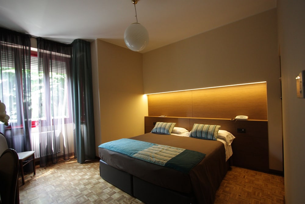 Park Hotel Meublé — Hotel rooms in Como, Lombardy