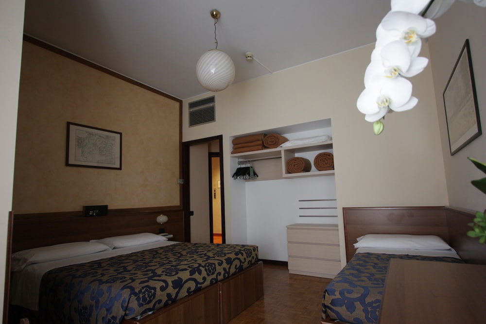 Park Hotel Meublé — Hotel rooms in Como, Lombardy