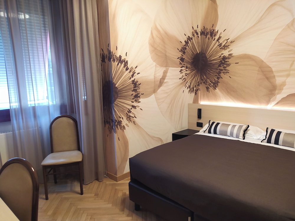 Park Hotel Meublé — Hotel rooms in Como, Lombardy