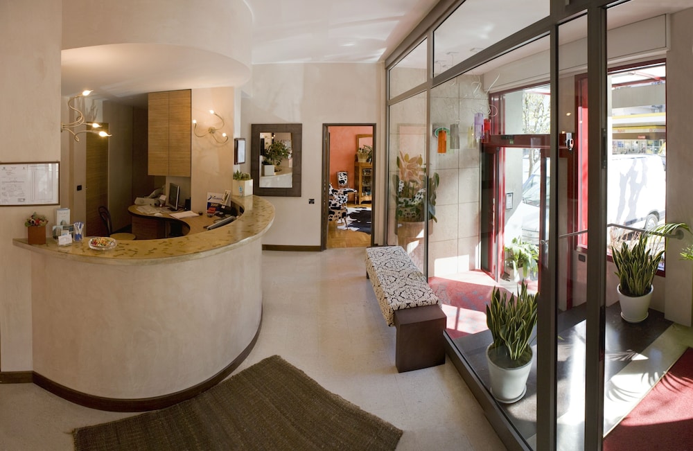 Park Hotel Meublé — Hotel building in Como, Lombardy