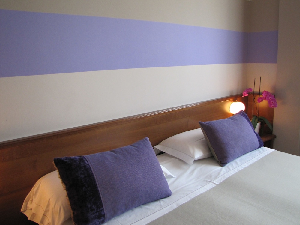 Park Hotel Meublé — Hotel rooms in Como, Lombardy