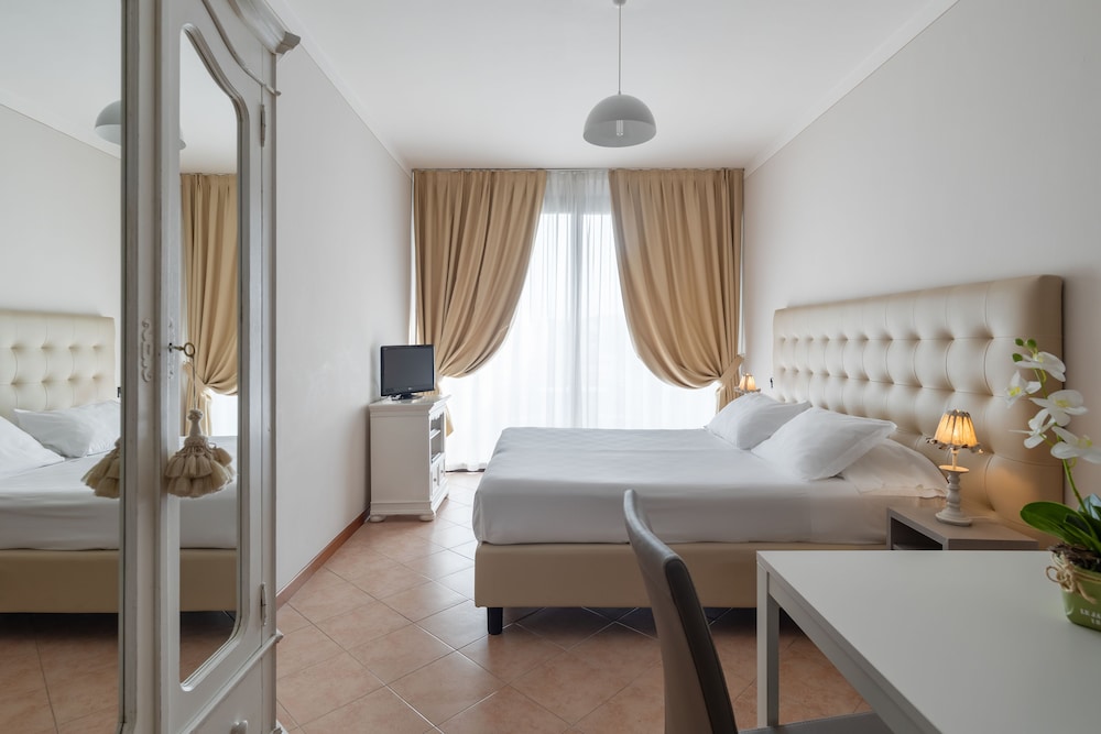 Il Sogno Apartments — Hotel rooms in Desenzano del Garda, Lombardy