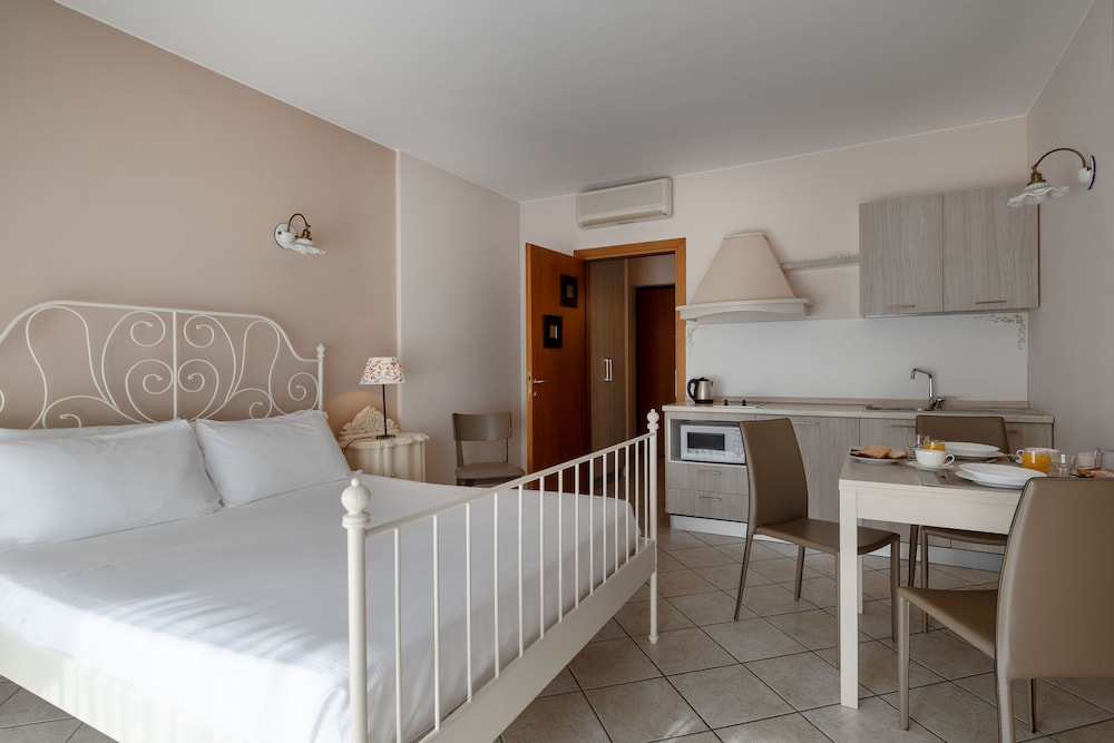 Il Sogno Apartments — Hotel rooms in Desenzano del Garda, Lombardy