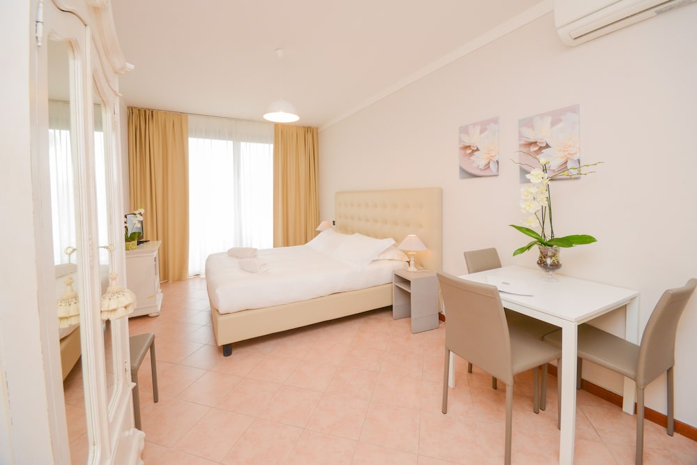 Il Sogno Apartments — Hotel rooms in Desenzano del Garda, Lombardy