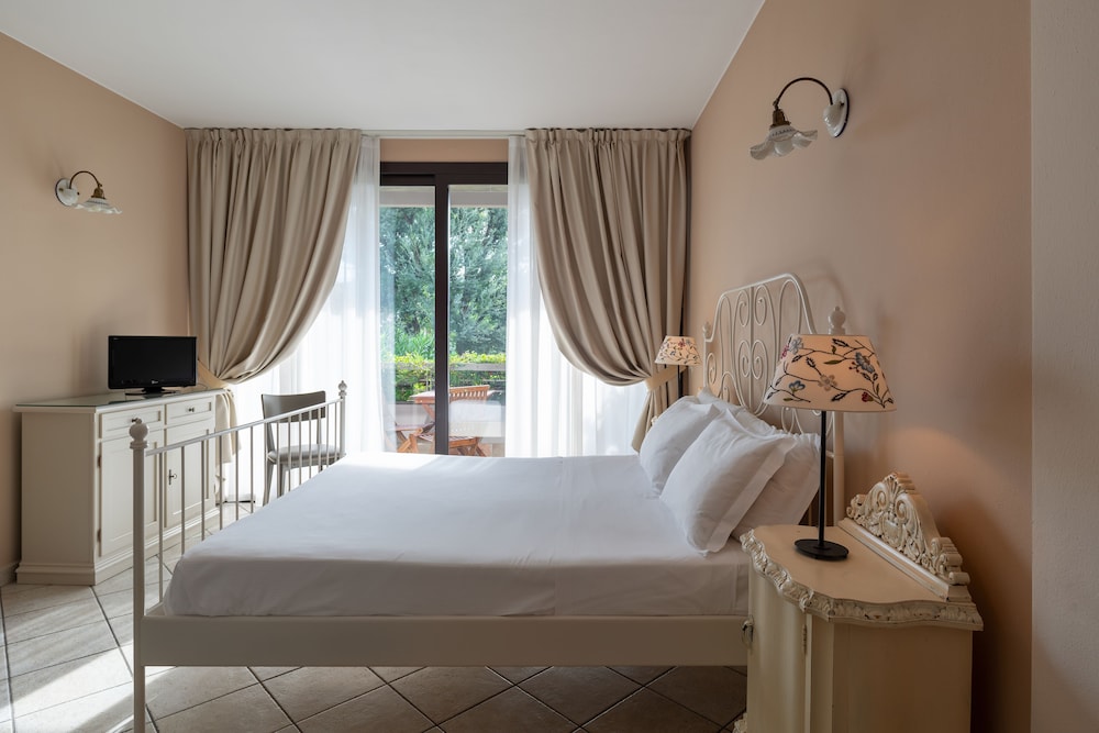 Il Sogno Apartments — Hotel rooms in Desenzano del Garda, Lombardy