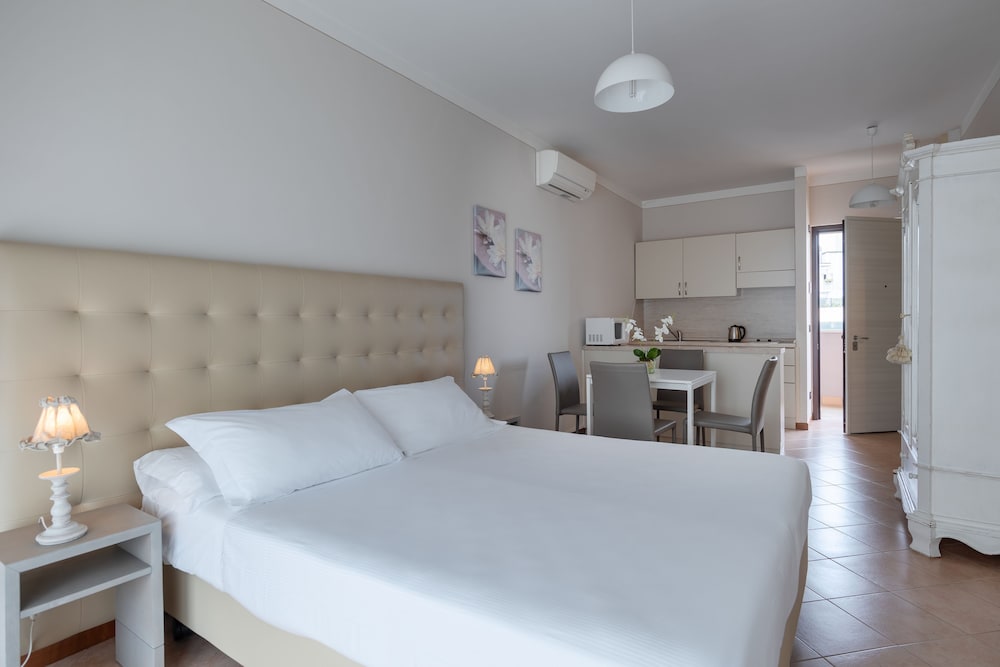 Il Sogno Apartments — Hotel rooms in Desenzano del Garda, Lombardy