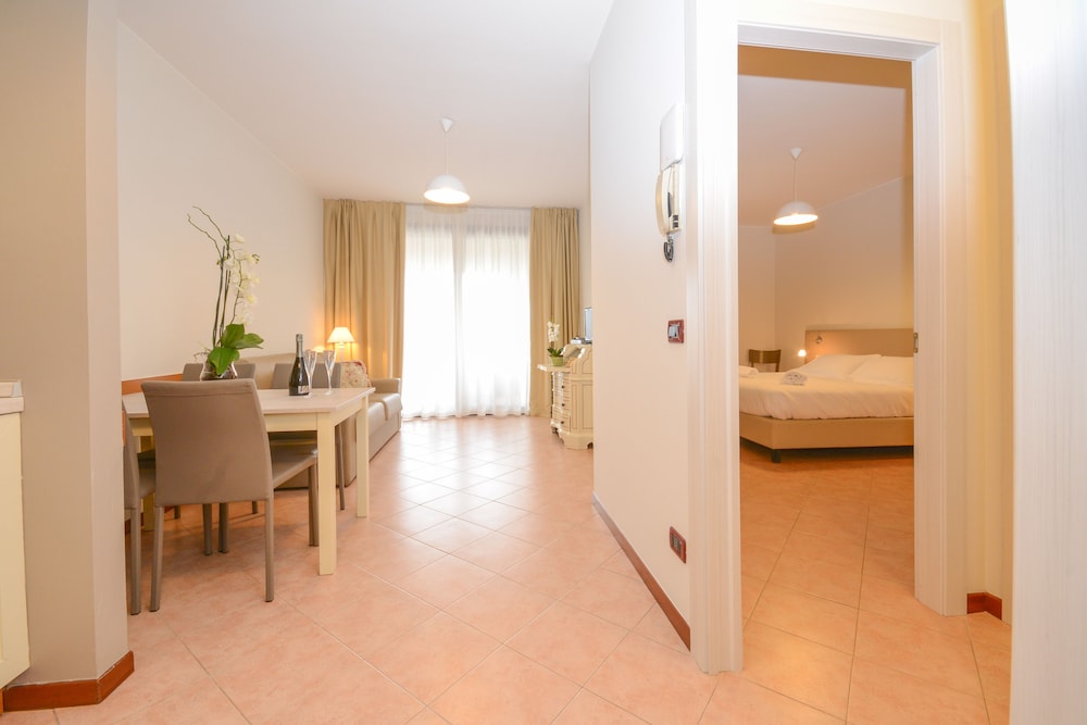 Il Sogno Apartments — Hotel rooms in Desenzano del Garda, Lombardy