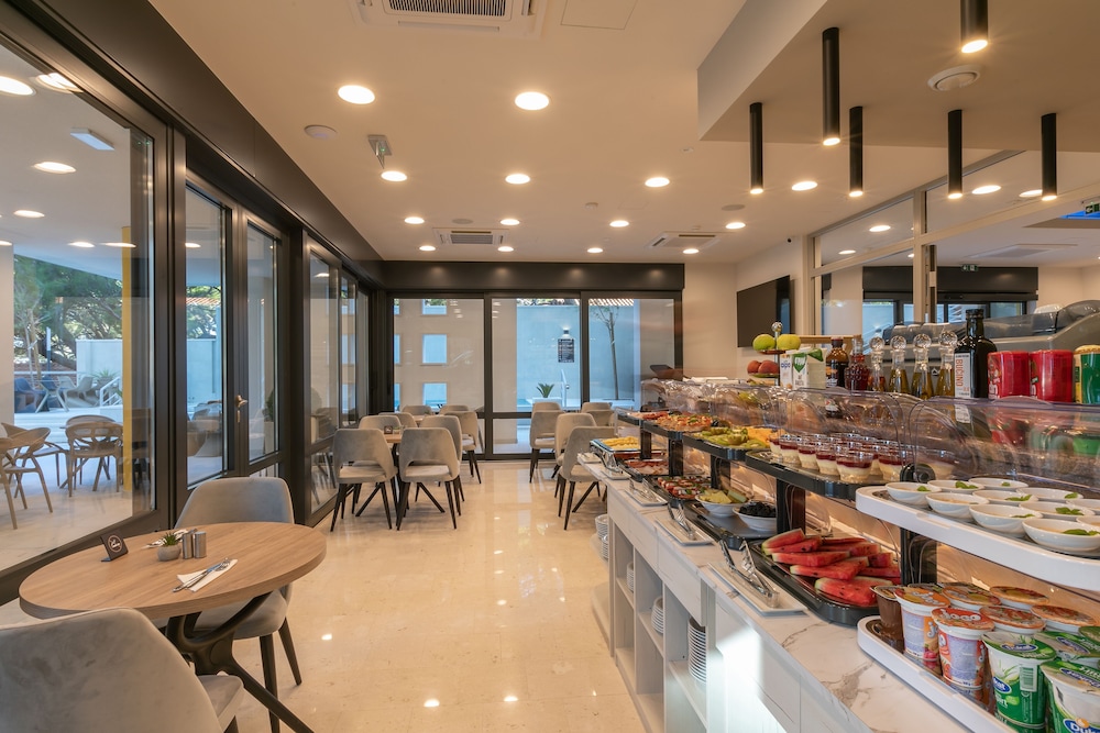 Hotel Antonio — Restaurant & bars in Makarska, Split-Dalmatia