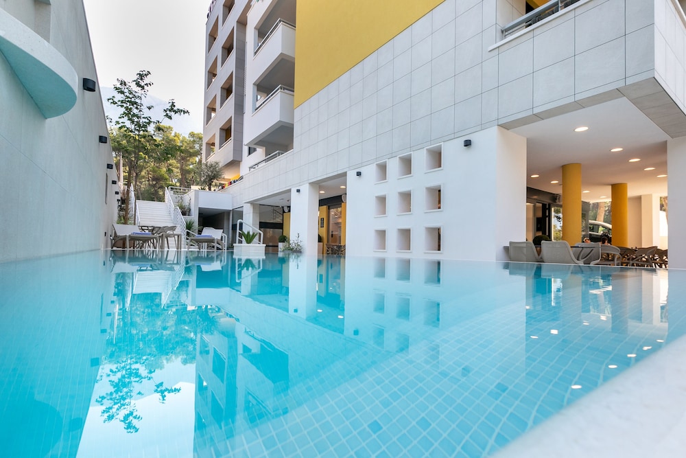 Hotel Antonio — Swimming pool in Makarska, Split-Dalmatia