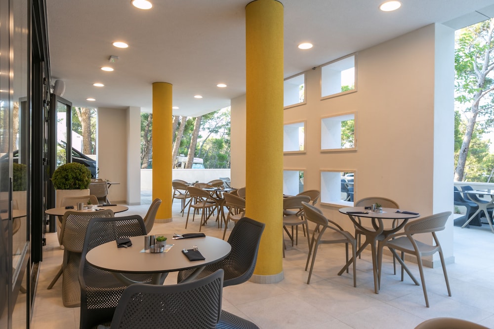 Hotel Antonio — Restaurant & bars in Makarska, Split-Dalmatia