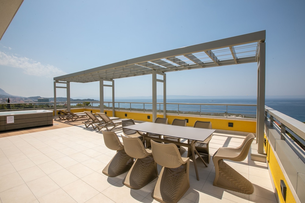 Hotel Antonio — Hotel building in Makarska, Split-Dalmatia