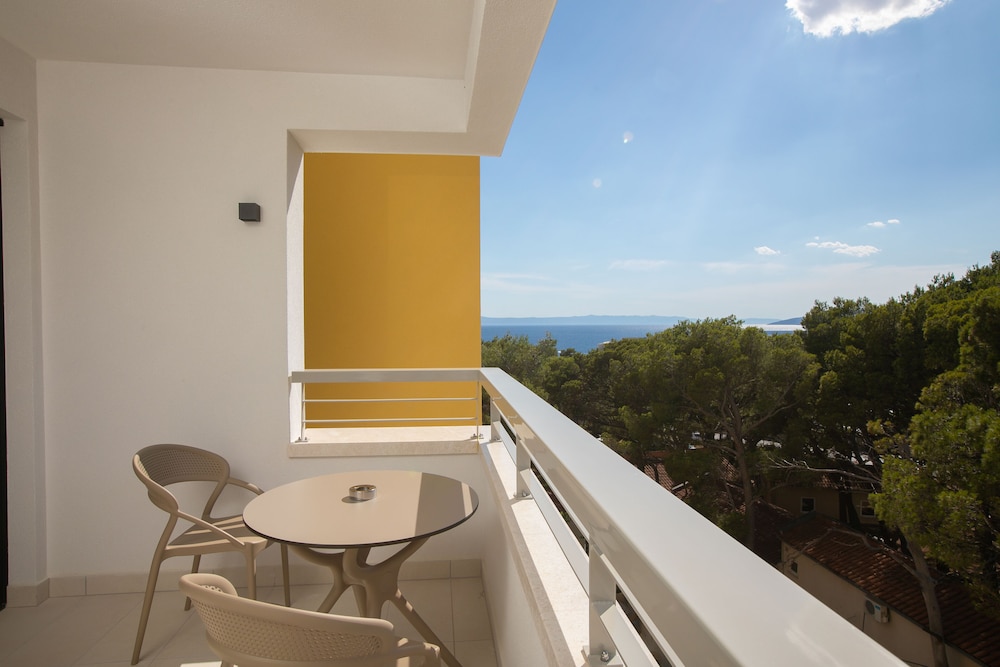 Hotel Antonio — Hotel rooms in Makarska, Split-Dalmatia