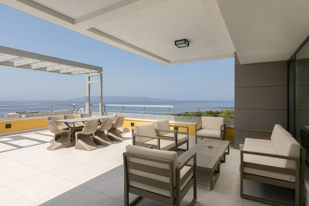 Hotel Antonio — Hotel building in Makarska, Split-Dalmatia