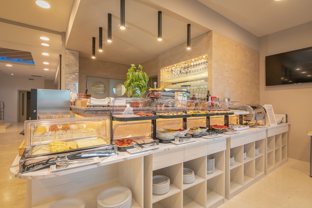 Hotel Antonio — Restaurant & bars in Makarska, Split-Dalmatia