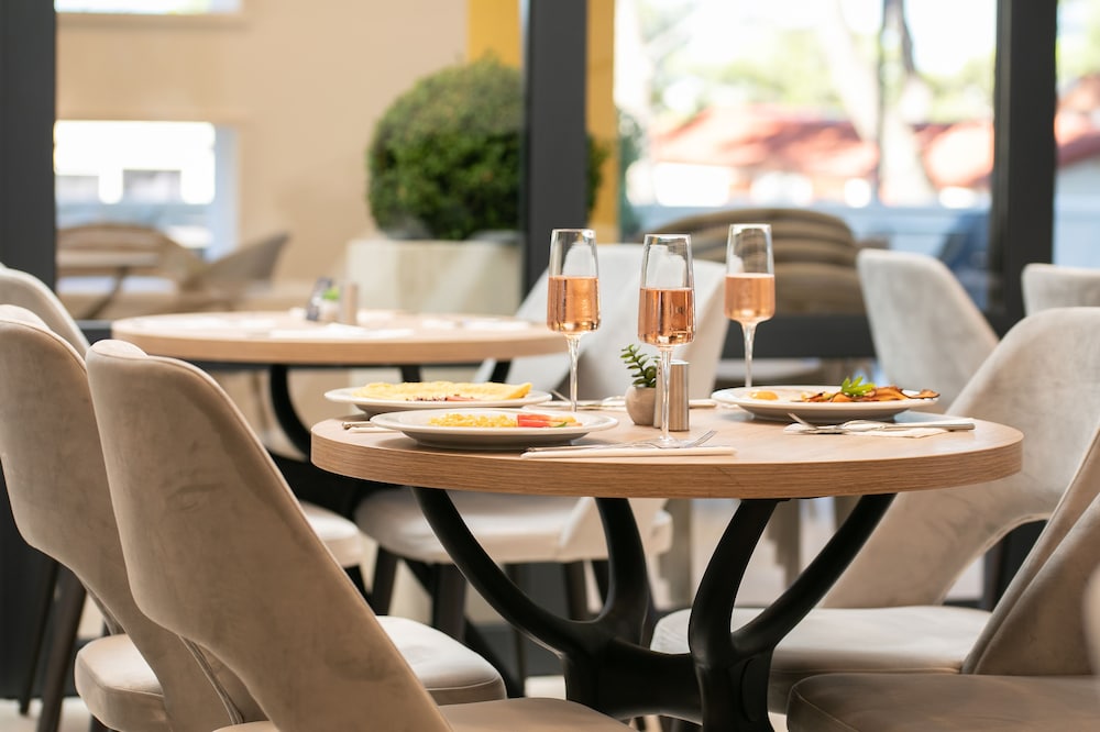 Hotel Antonio — Restaurant & bars in Makarska, Split-Dalmatia