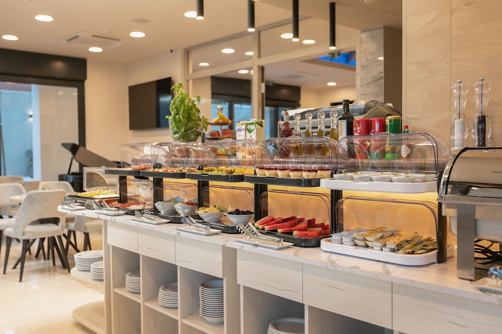 Hotel Antonio — Restaurant & bars in Makarska, Split-Dalmatia