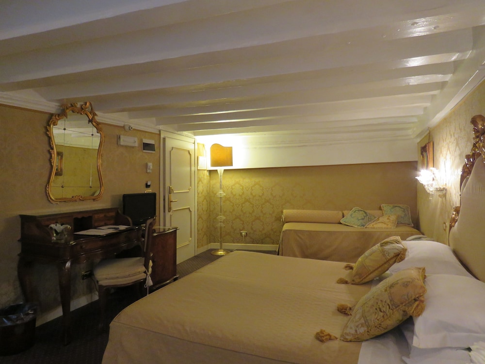 Hotel Antico Doge — Hotel rooms in Venice, Veneto