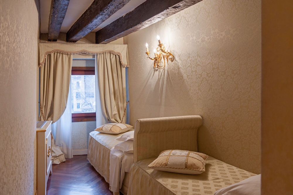 Hotel Antico Doge — Hotel rooms in Venice, Veneto