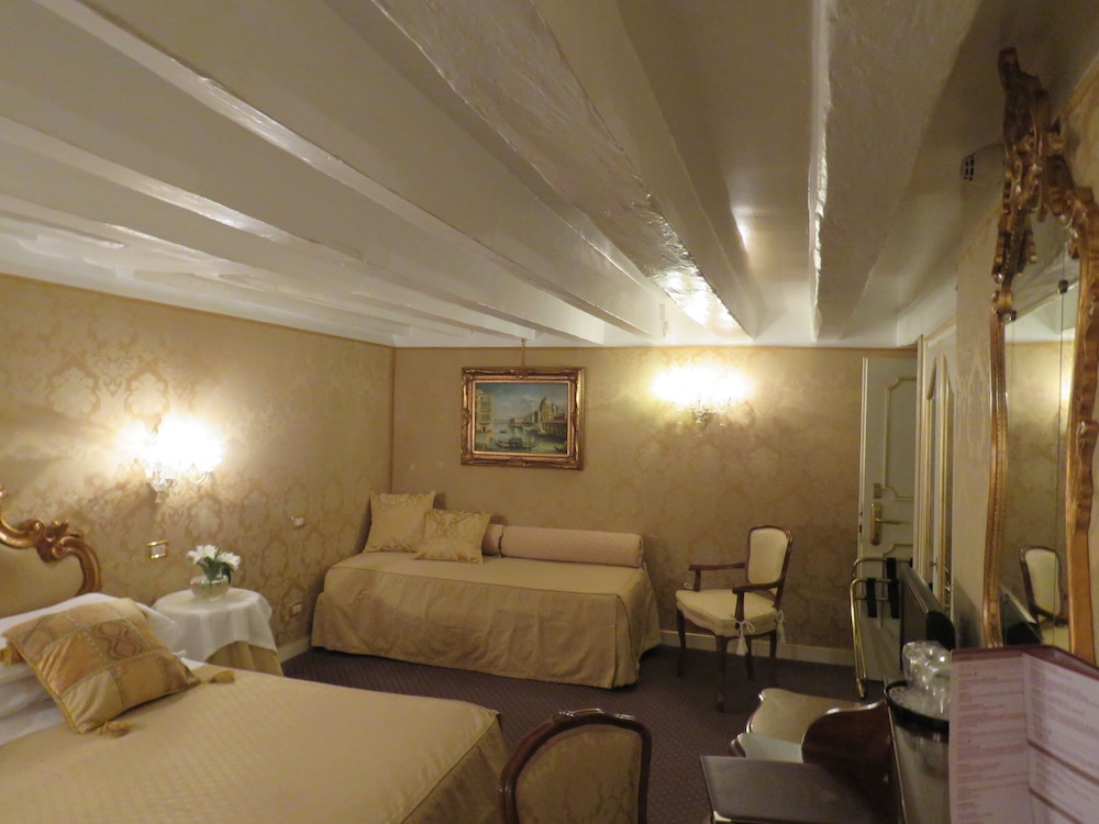 Hotel Antico Doge — Hotel rooms in Venice, Veneto