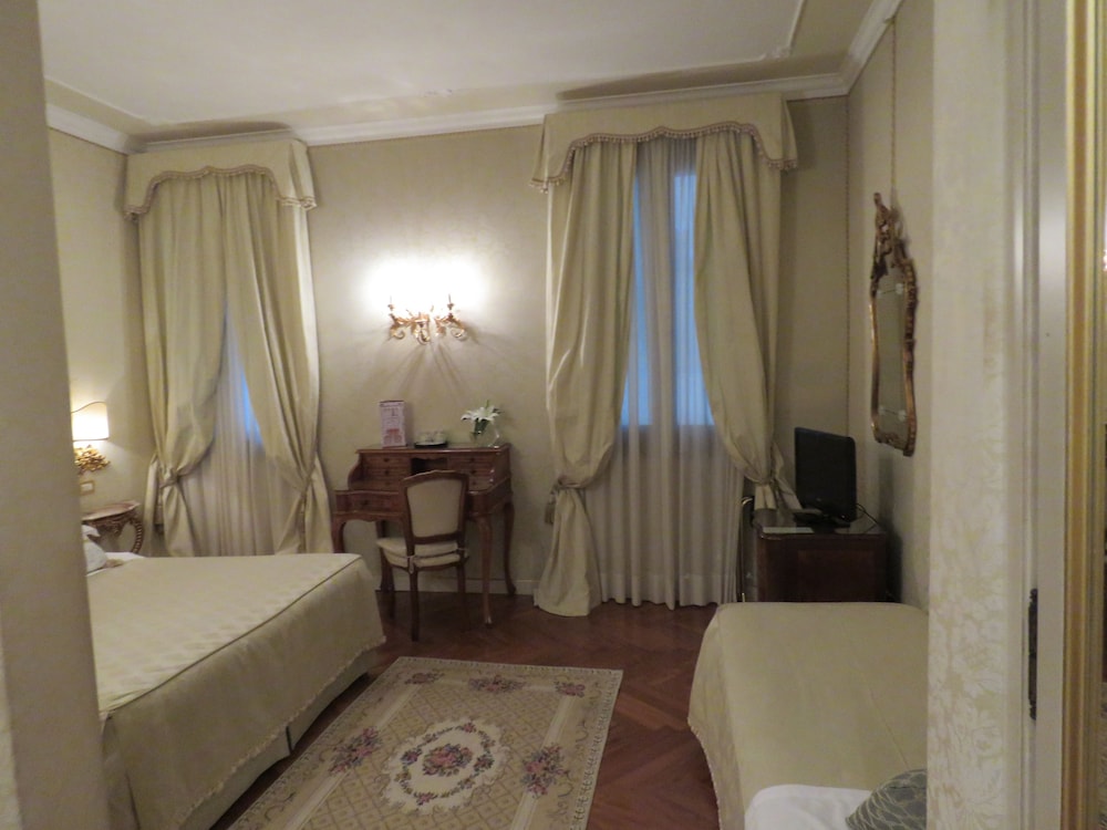 Hotel Antico Doge — Hotel rooms in Venice, Veneto