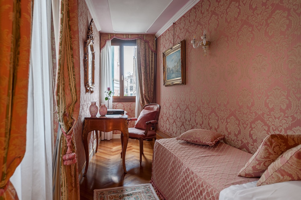 Hotel Antico Doge — Hotel rooms in Venice, Veneto