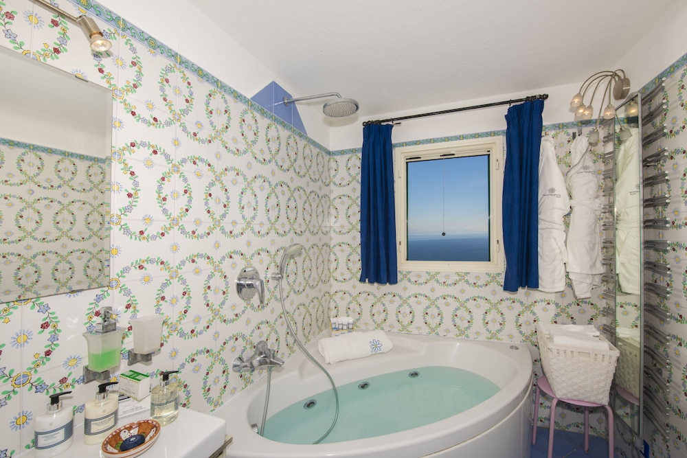 Hotel Margherita — Hotel rooms in Praiano, Campania