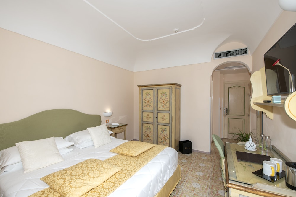 Hotel Margherita — Hotel rooms in Praiano, Campania