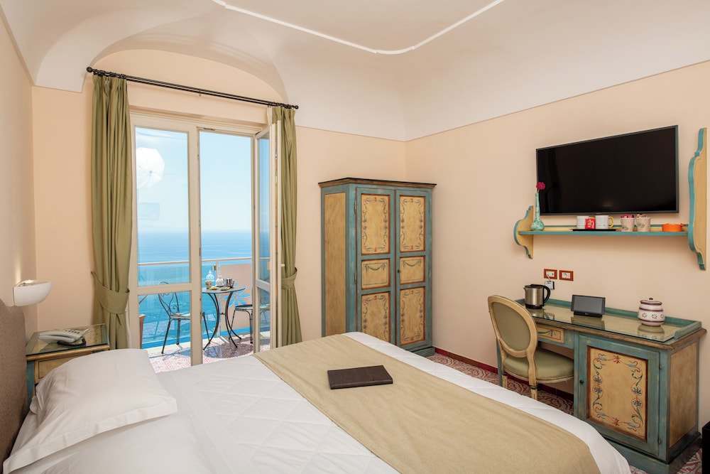 Hotel Margherita — Hotel rooms in Praiano, Campania
