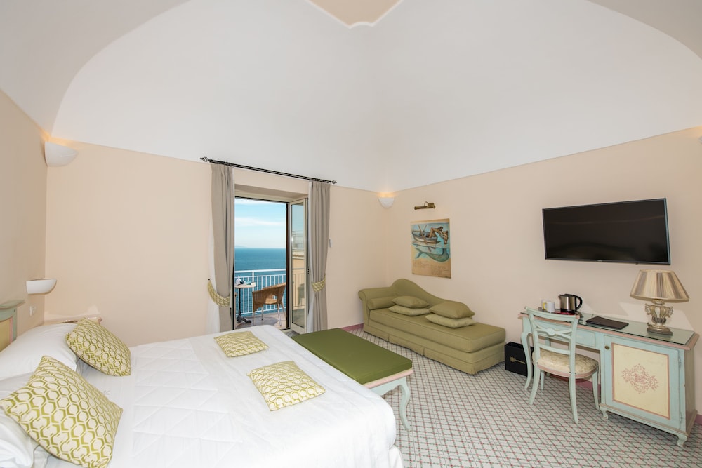 Hotel Margherita — Hotel rooms in Praiano, Campania