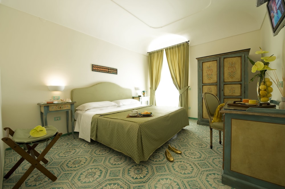 Hotel Margherita — Hotel rooms in Praiano, Campania