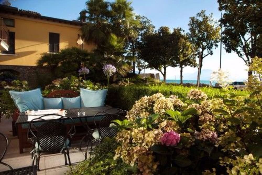 Park Hotel — Hotel building in Desenzano del Garda, Lombardy