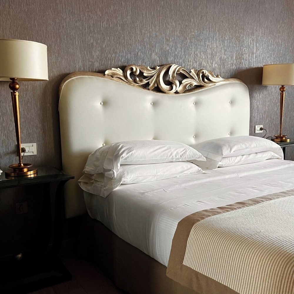 Park Hotel — Hotel rooms in Desenzano del Garda, Lombardy