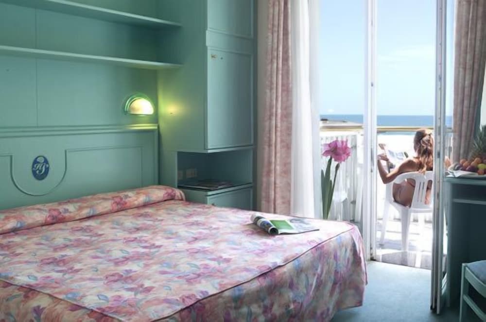 SALUS Smart & Chic Hotel — Hotel rooms in Jesolo, Veneto