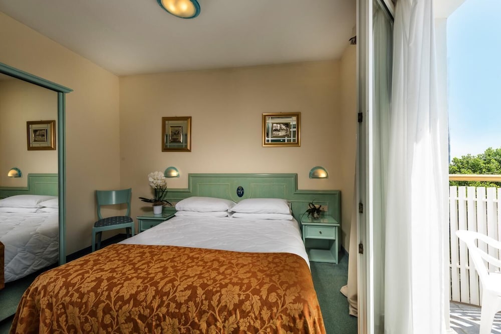 SALUS Smart & Chic Hotel — Hotel rooms in Jesolo, Veneto