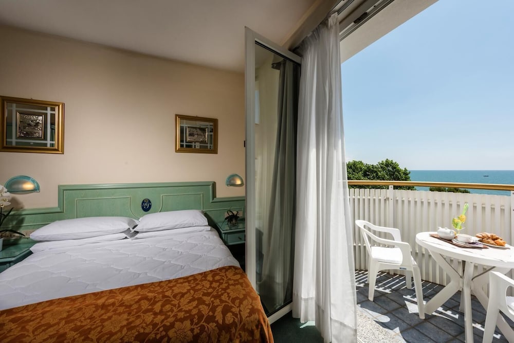 SALUS Smart & Chic Hotel — Hotel rooms in Jesolo, Veneto
