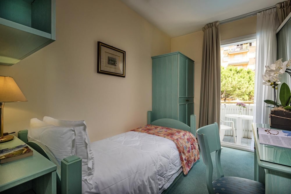 SALUS Smart & Chic Hotel — Hotel rooms in Jesolo, Veneto