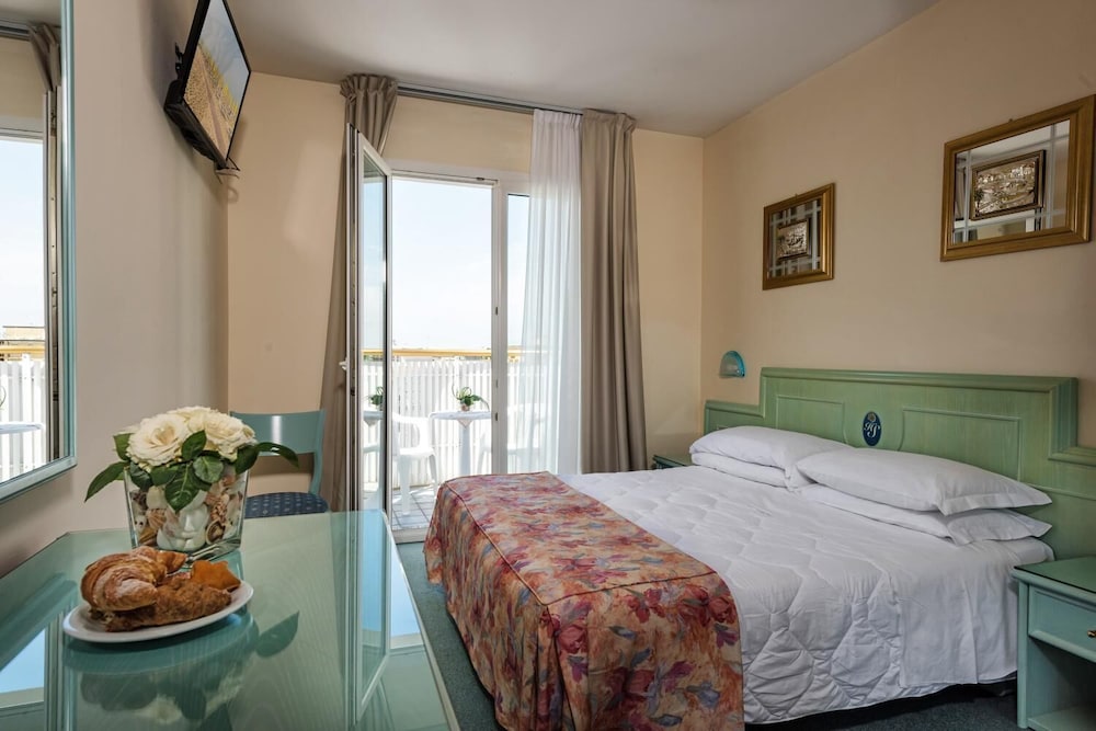 SALUS Smart & Chic Hotel — Hotel rooms in Jesolo, Veneto