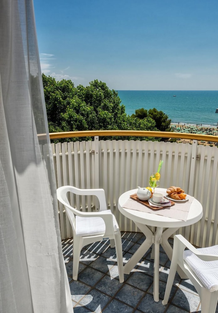 SALUS Smart & Chic Hotel — Hotel rooms in Jesolo, Veneto