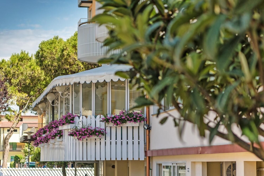 SALUS Smart & Chic Hotel — Hotel building in Jesolo, Veneto