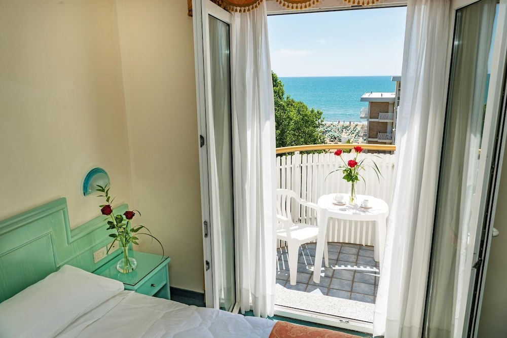 SALUS Smart & Chic Hotel — Hotel rooms in Jesolo, Veneto