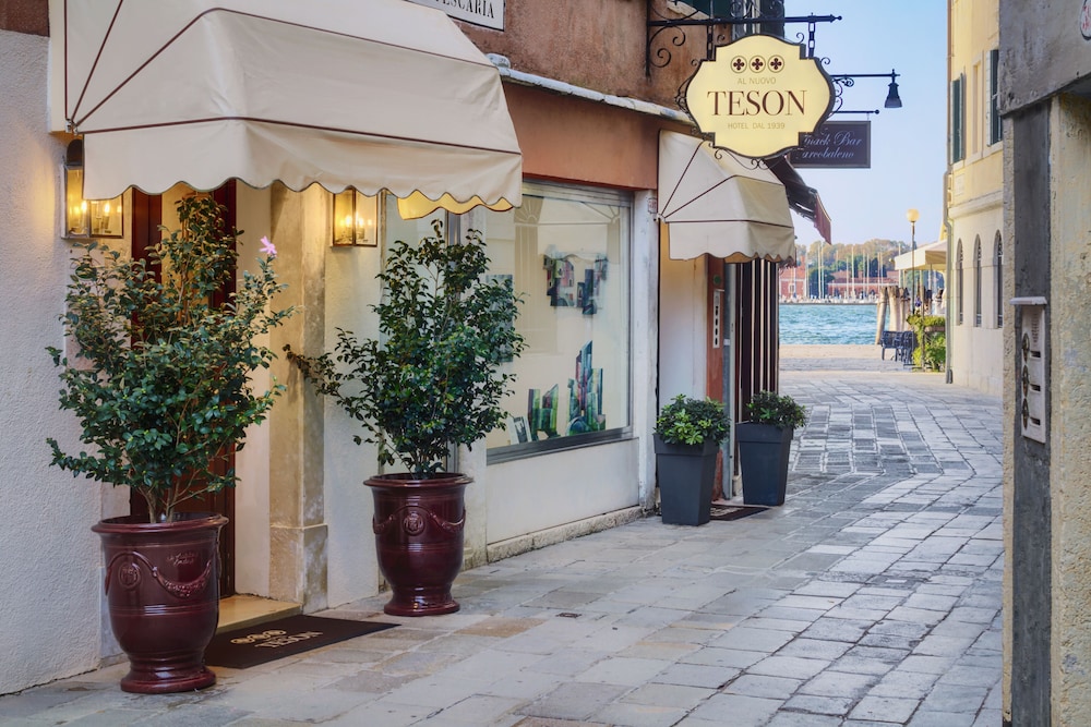 Hotel Al Nuovo Teson — Hotel building in Venice, Veneto