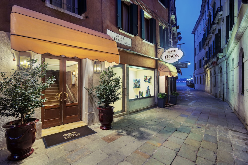 Hotel Al Nuovo Teson — Hotel building in Venice, Veneto