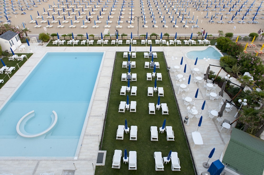Hotel Le Soleil — Swimming pool in Jesolo, Veneto