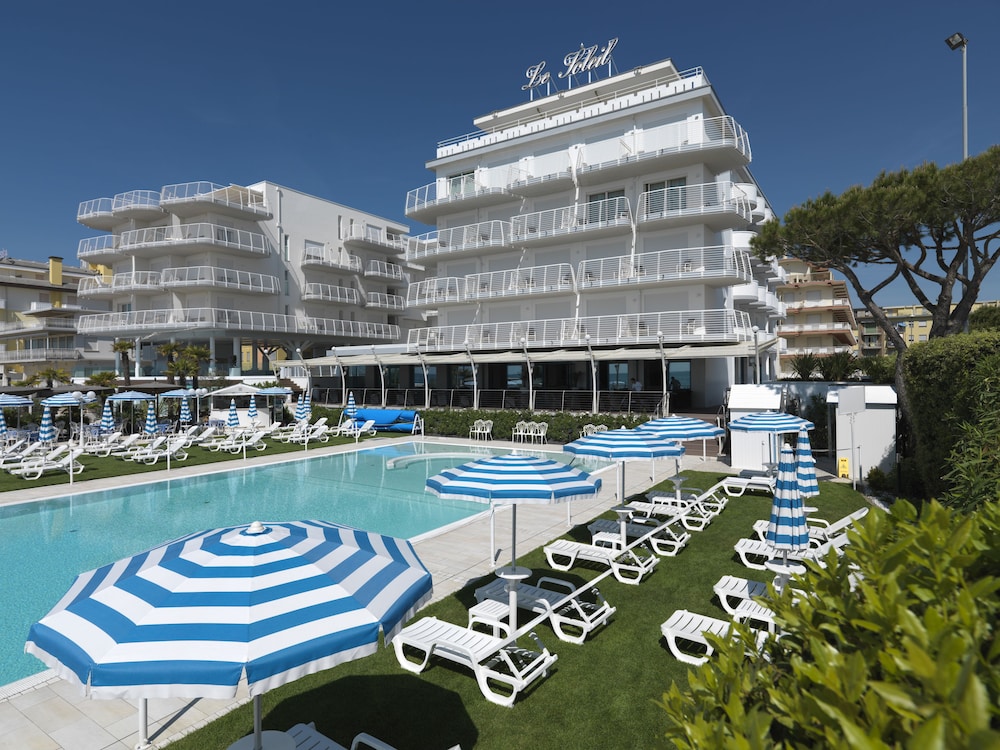 Hotel Le Soleil — Swimming pool in Jesolo, Veneto