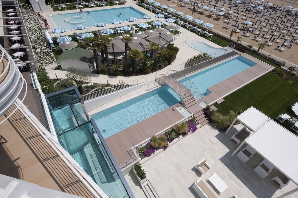 Hotel Le Soleil — Swimming pool in Jesolo, Veneto