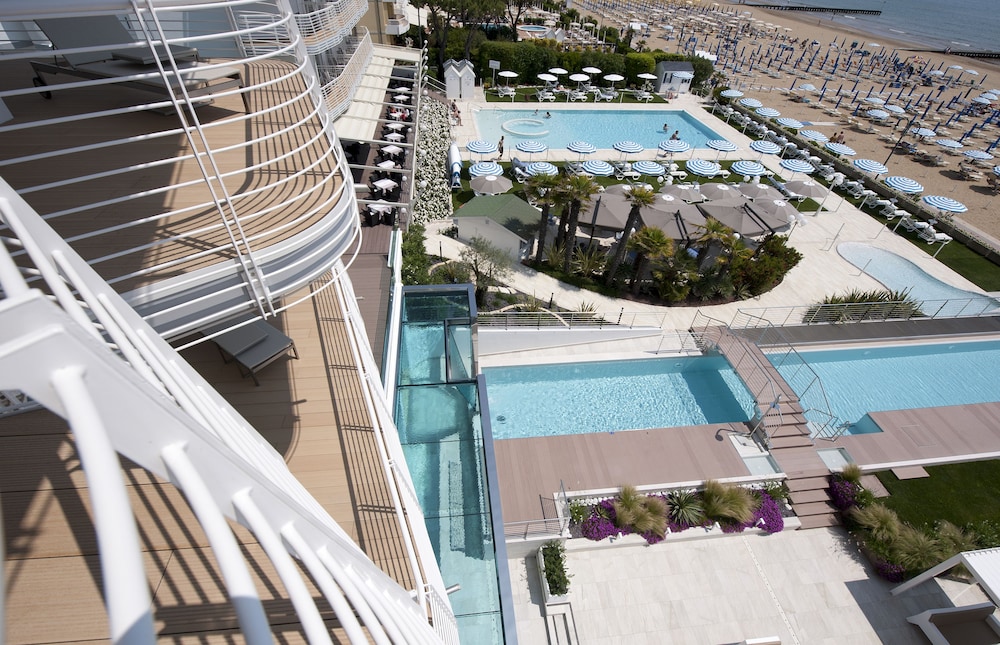 Hotel Le Soleil — Swimming pool in Jesolo, Veneto