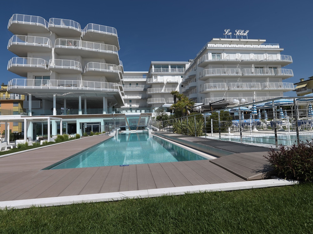 Hotel Le Soleil — Swimming pool in Jesolo, Veneto