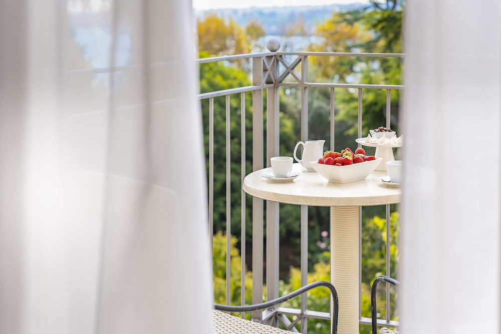 Villa Rosa Hotel — Hotel rooms in Desenzano del Garda, Lombardy