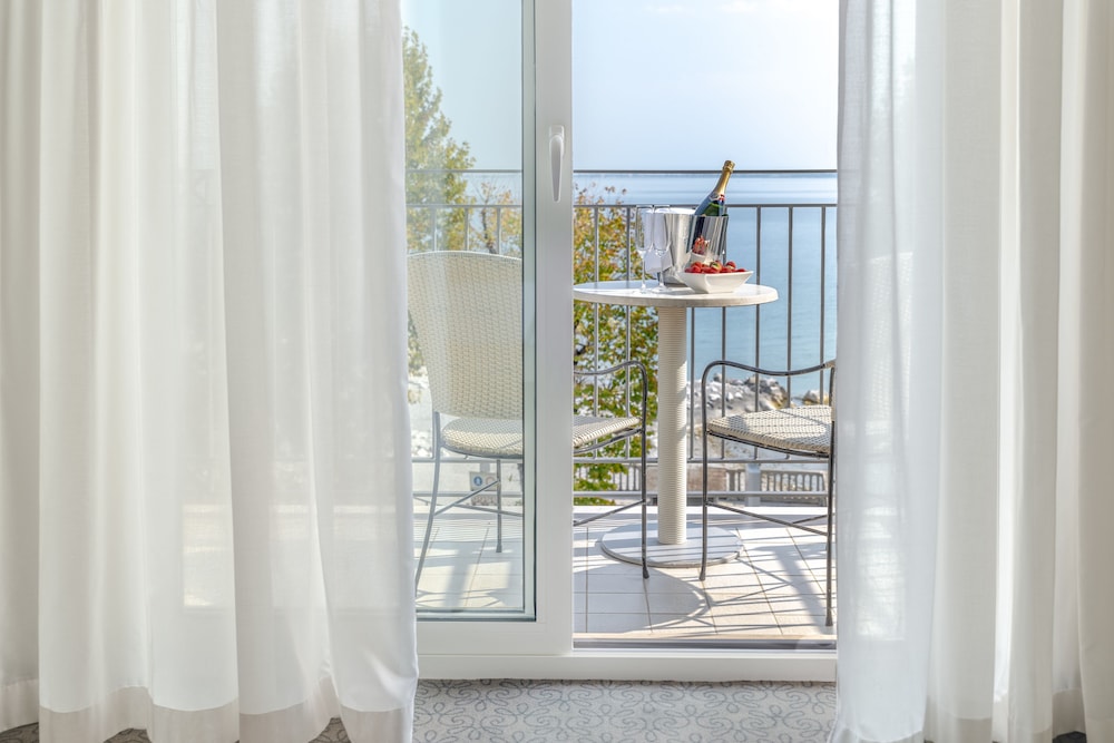 Villa Rosa Hotel — Hotel rooms in Desenzano del Garda, Lombardy
